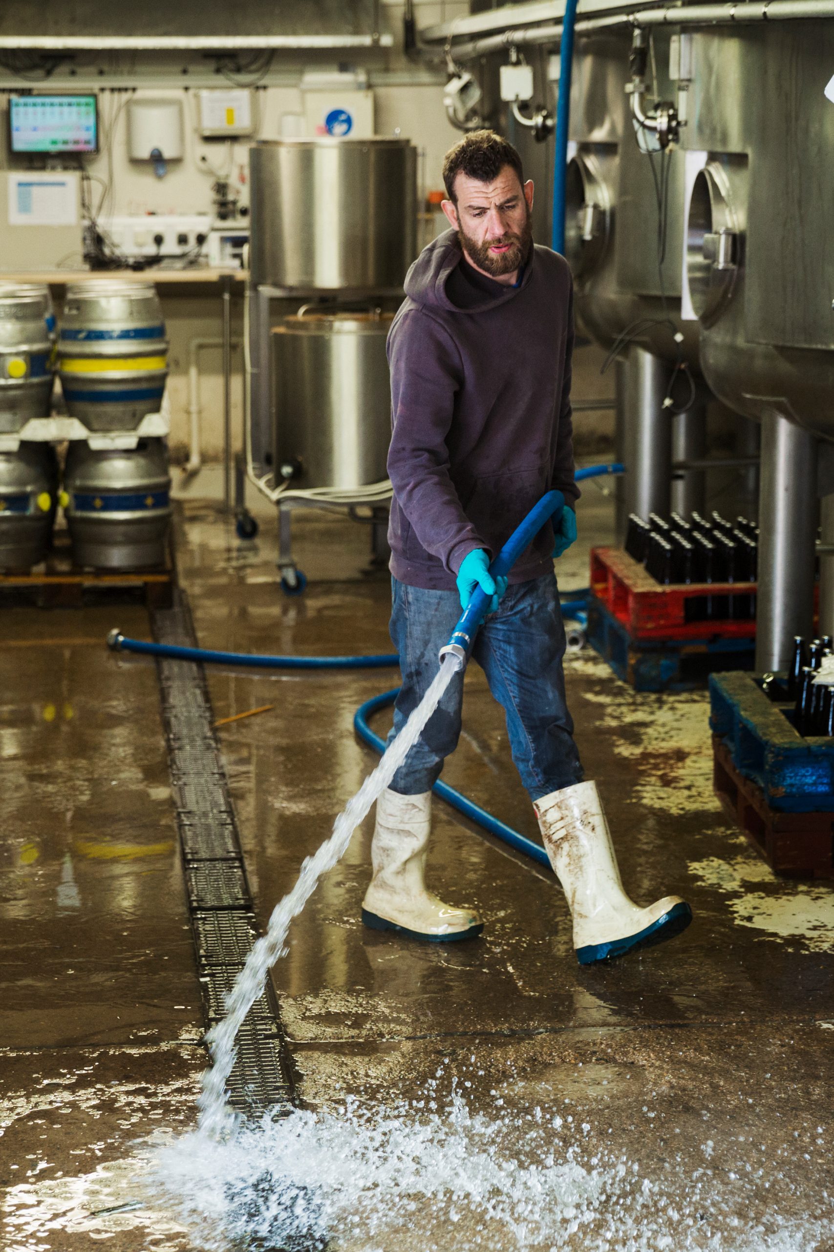 full-shot-people-cleaning-office (2)
